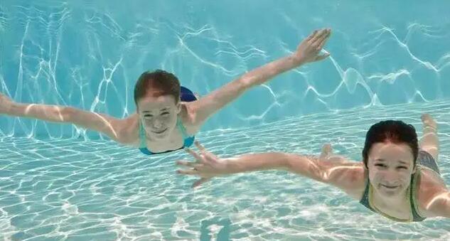 夏天游泳入水前很多人喜欢用泳池水擦洗胸部四肢等是为了