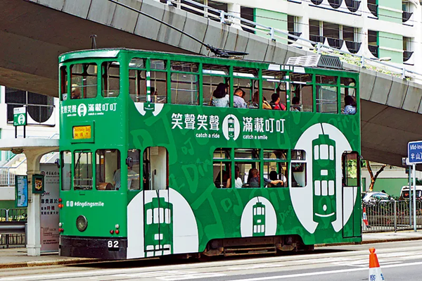 香港街头行驶着一种怀旧的有轨电车，猜一猜它叫什么
