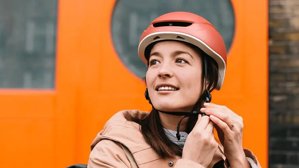 电动车或摩托车的安全头盔只要不撞坏是不是可以一直用