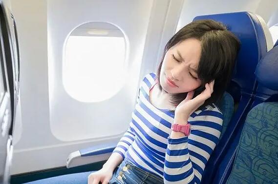坐飞机时耳朵不适用哪种办法可以缓解